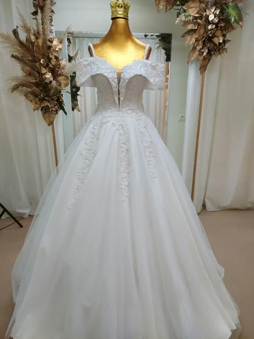 لباس عروس زیبا|لباس|نجف‌آباد, باغ ملی|دیوار