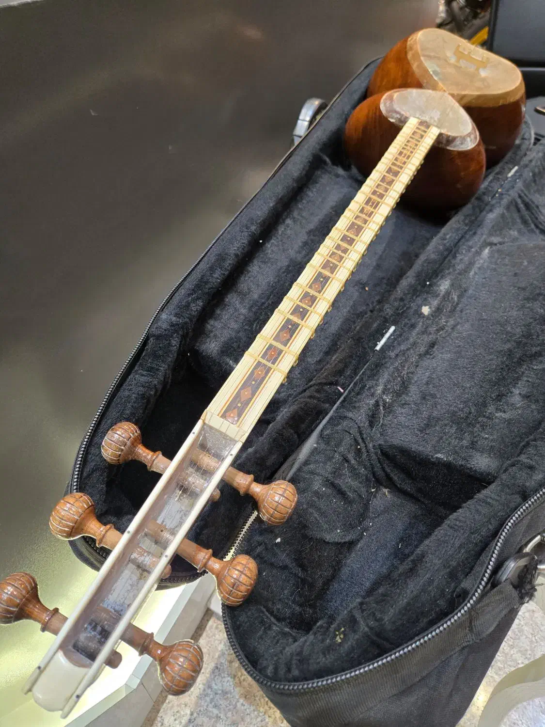 تار مهر روستا ( سرپنجه قنبری)|سازهای سنتی|شیراز, زرگری|دیوار