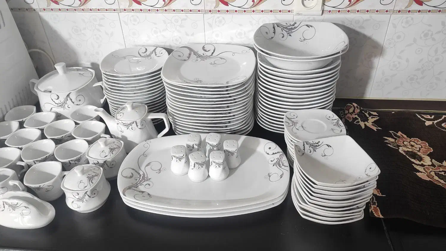 سرویس پذیرایی هجده نفره.چینی پردیس|ظروف سرو و پذیرایی|روانسر, |دیوار