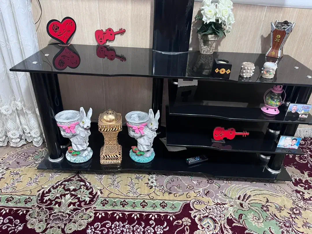 دو عدد فرش و میز تلویزونی و بالشت|فرش|چغادک, |دیوار