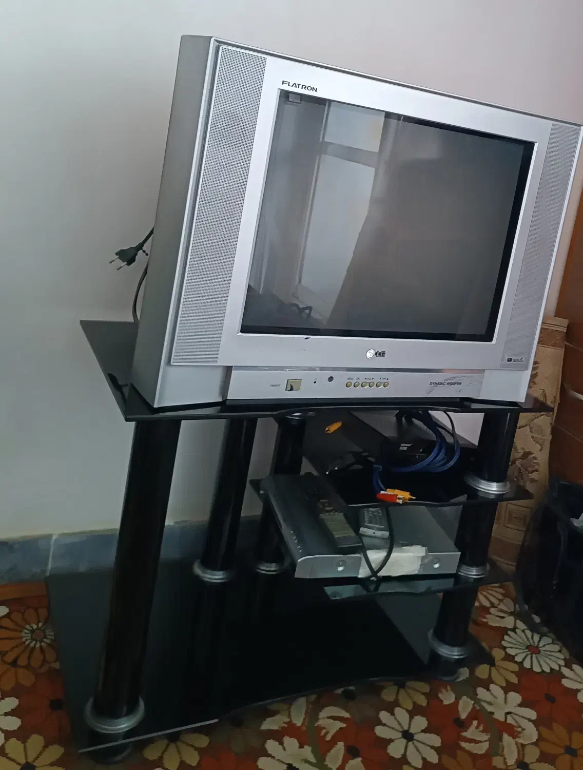 تلوزیون ال جی رنگی کاملا سالم با میز تلوزیون|تلویزیون و پروژکتور|نکا, |دیوار