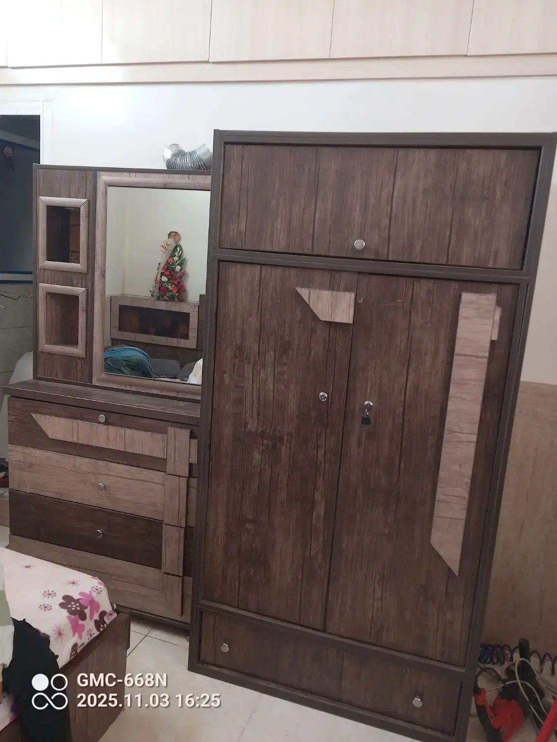 کمد لباس همراه میز ارایشی|جاکفشی، کمد، دراور|چادگان, |دیوار