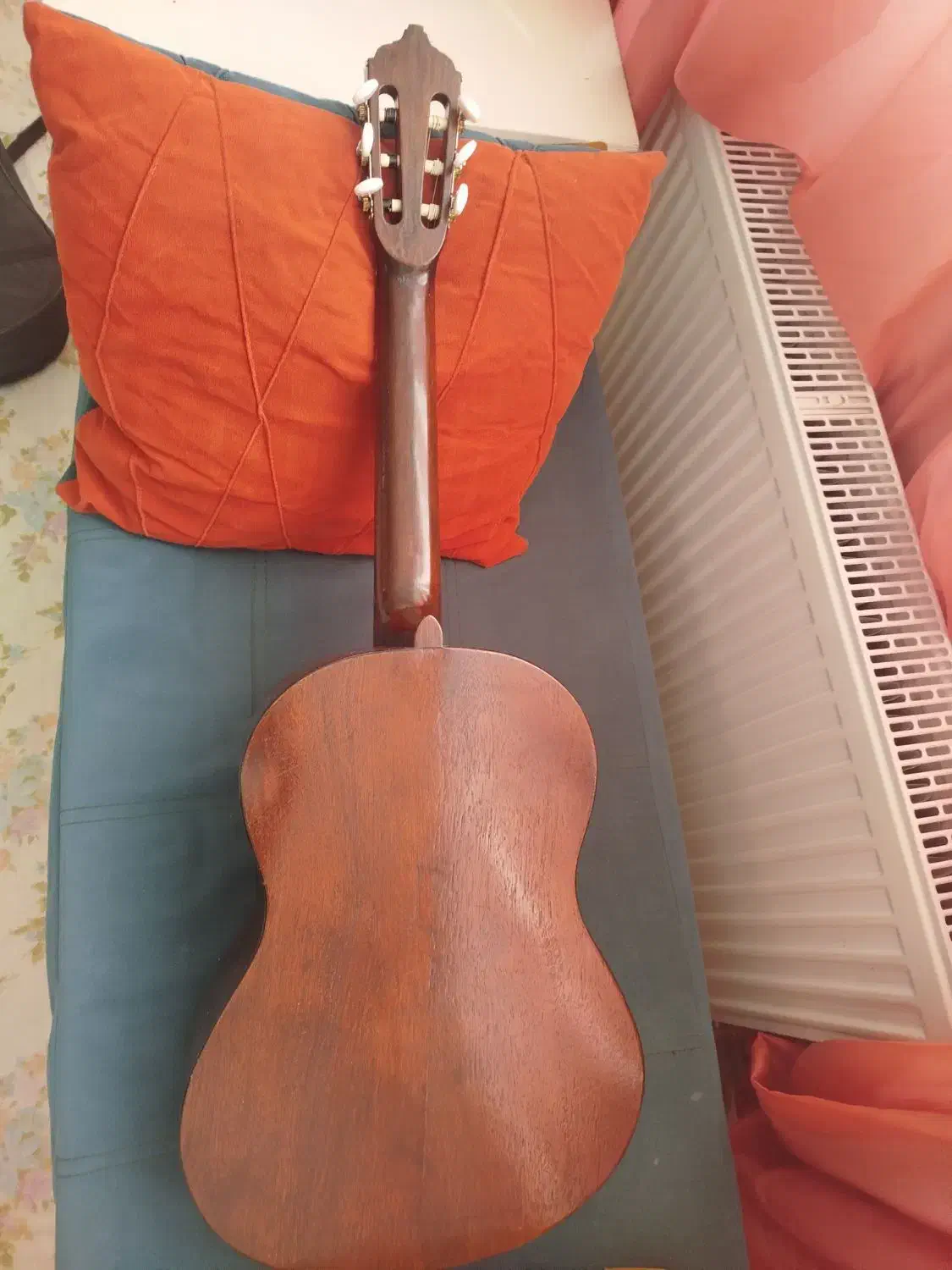 گیتار حرفه ای و خوش صدا|گیتار، بیس، امپلیفایر|فولادشهر, مسکن مهر فولادشهر|دیوار