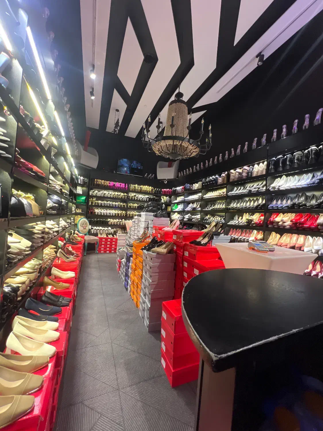 فروشنده کیف و کفش|استخدام بازاریابی و فروش|تهران, اقدسیه|دیوار