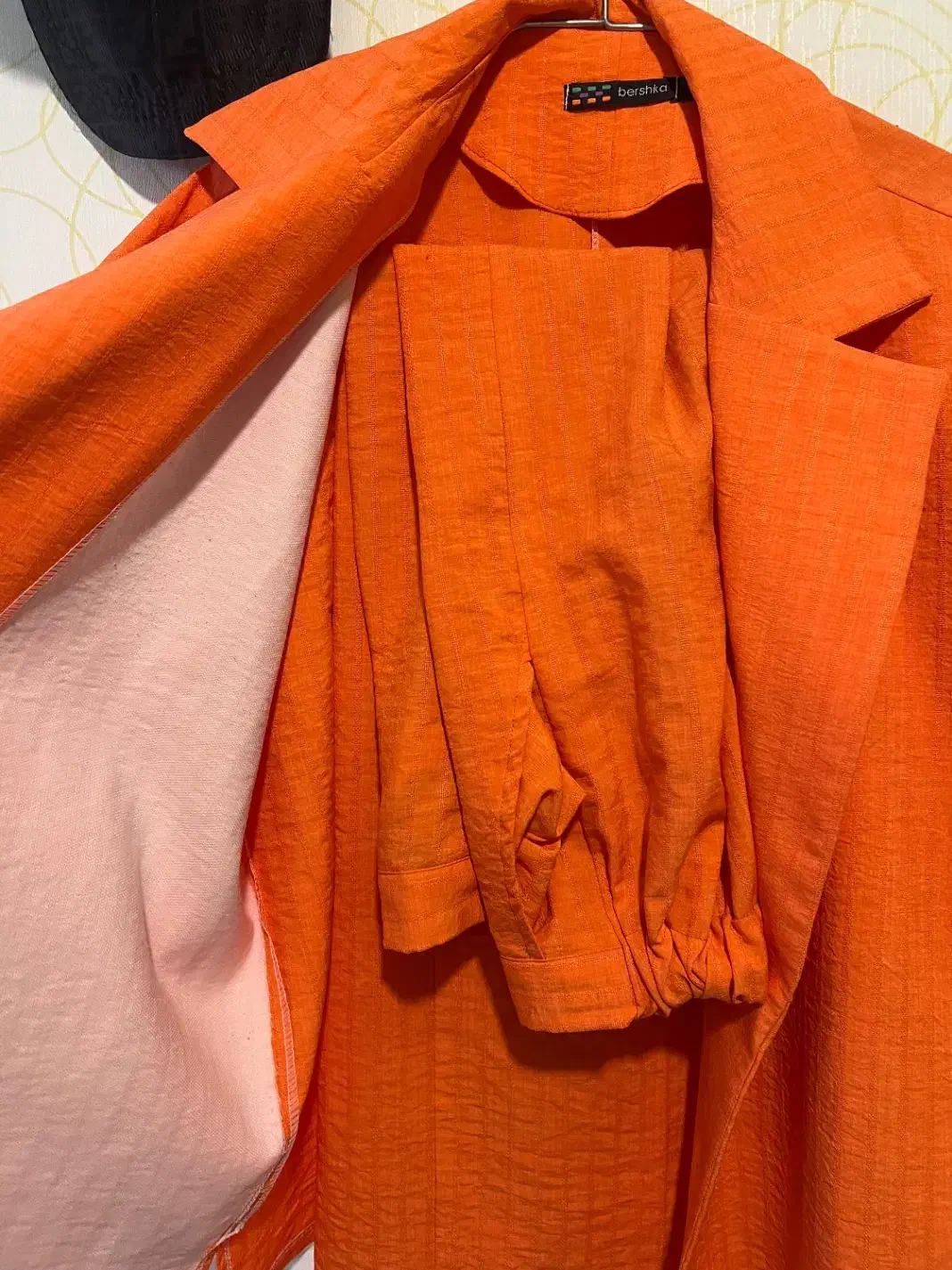 کاپشن|لباس|مشهد, سید رضی|دیوار