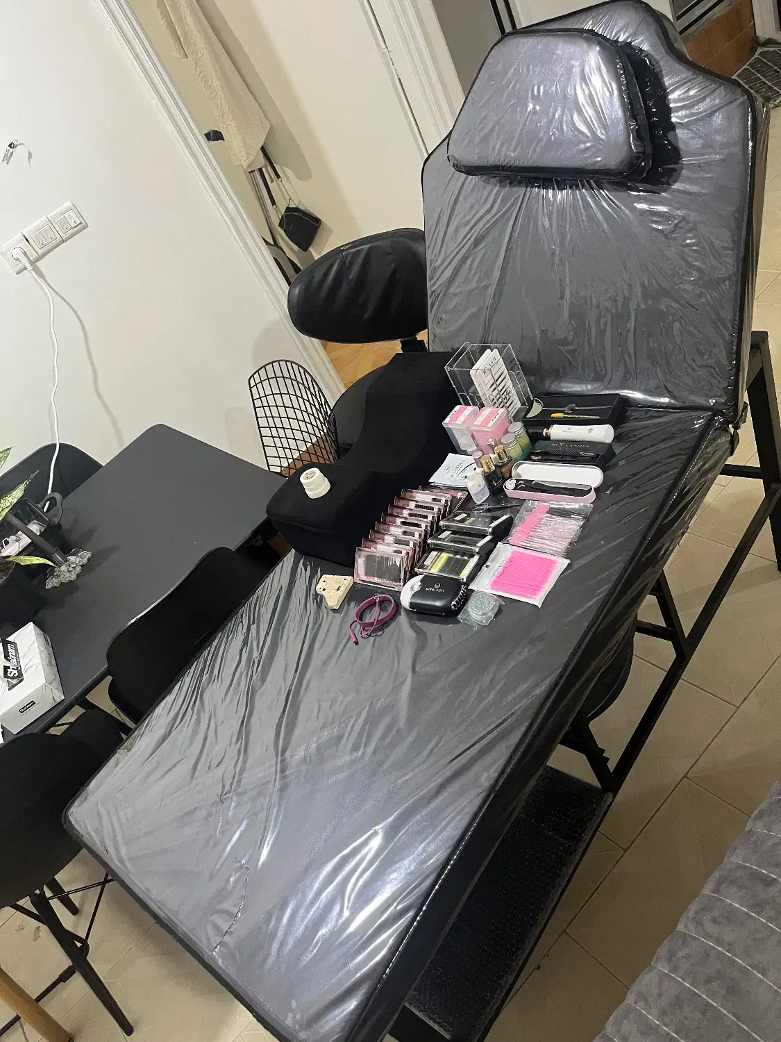 تخت ماساژ و مژه کار|آرایشگاه و سالن‌های زیبایی|گنبد کاووس, |دیوار