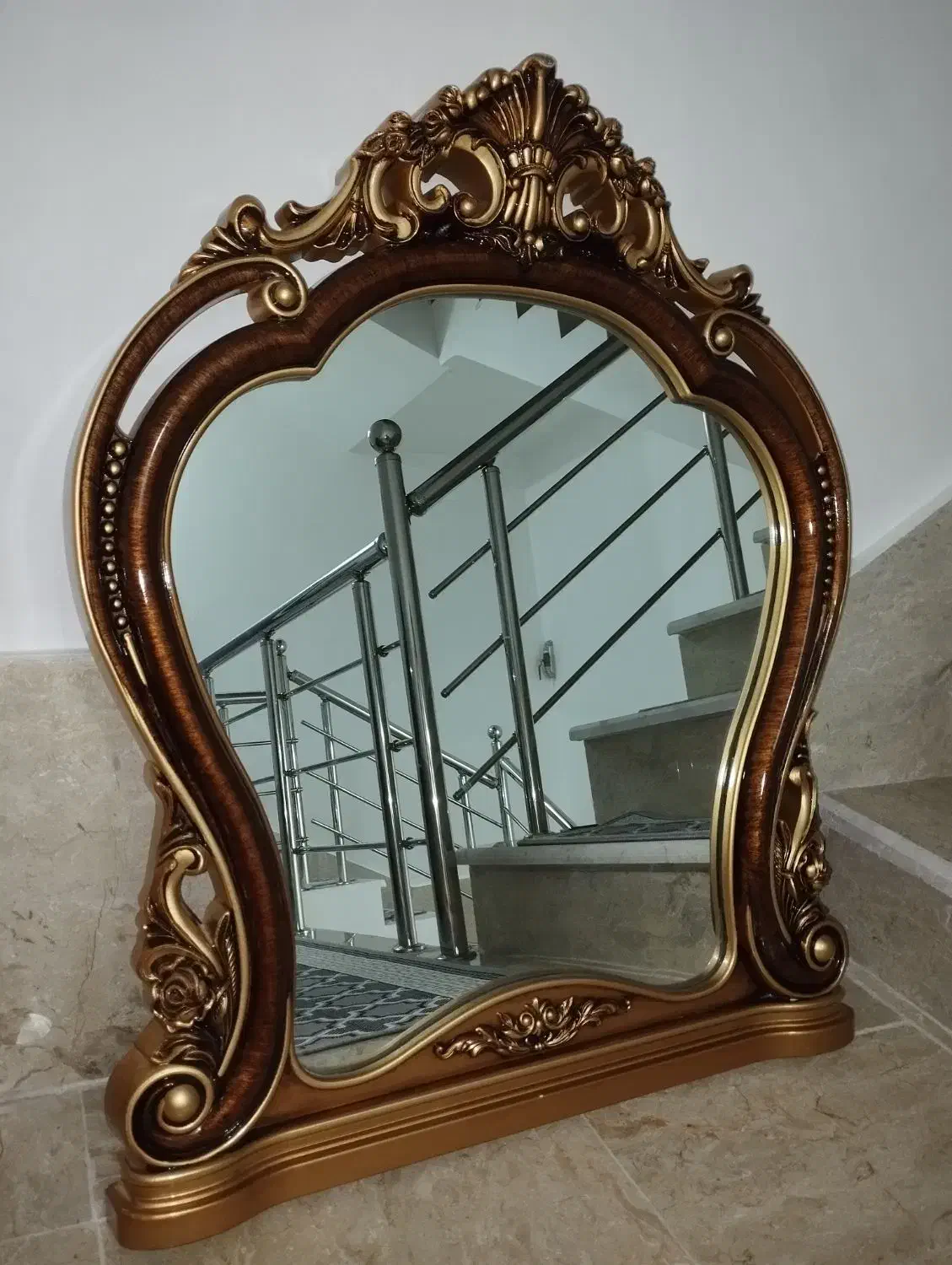 آینه|آینه|شاهین دژ, |دیوار