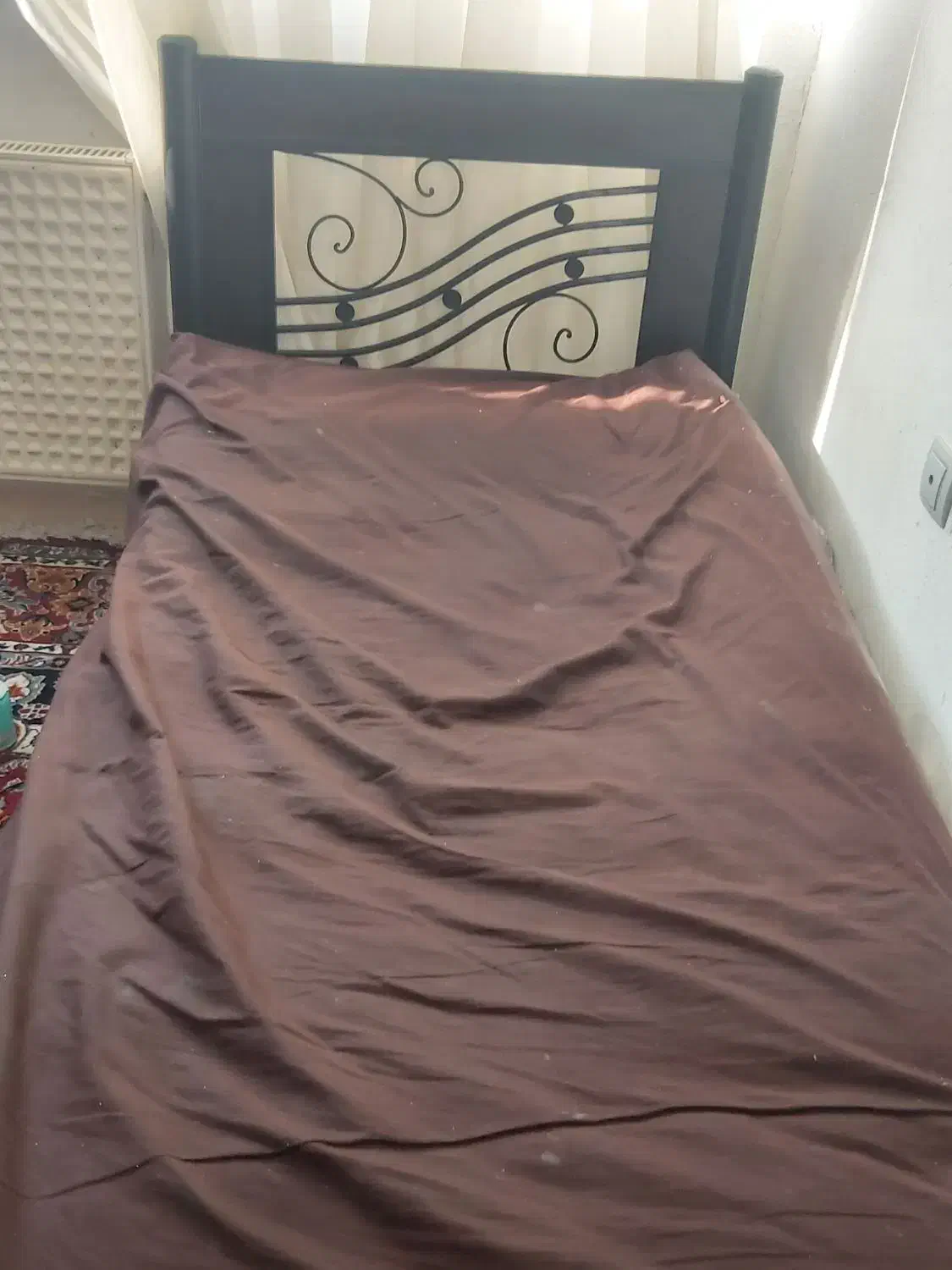 یک عدد تخت چوب فلز یک نفره شهر صدرا در حد نو|تخت و سرویس خواب|صدرا-فارس, فاز ۱|دیوار