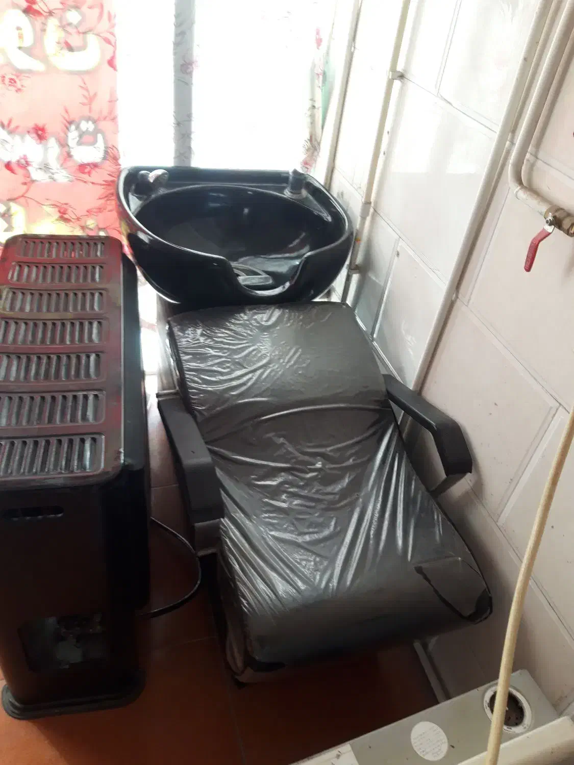 سرشور آرایشگاه آینه میز ناخون کار|آرایشگاه و سالنهای زیبایی|کرمان, |دیوار