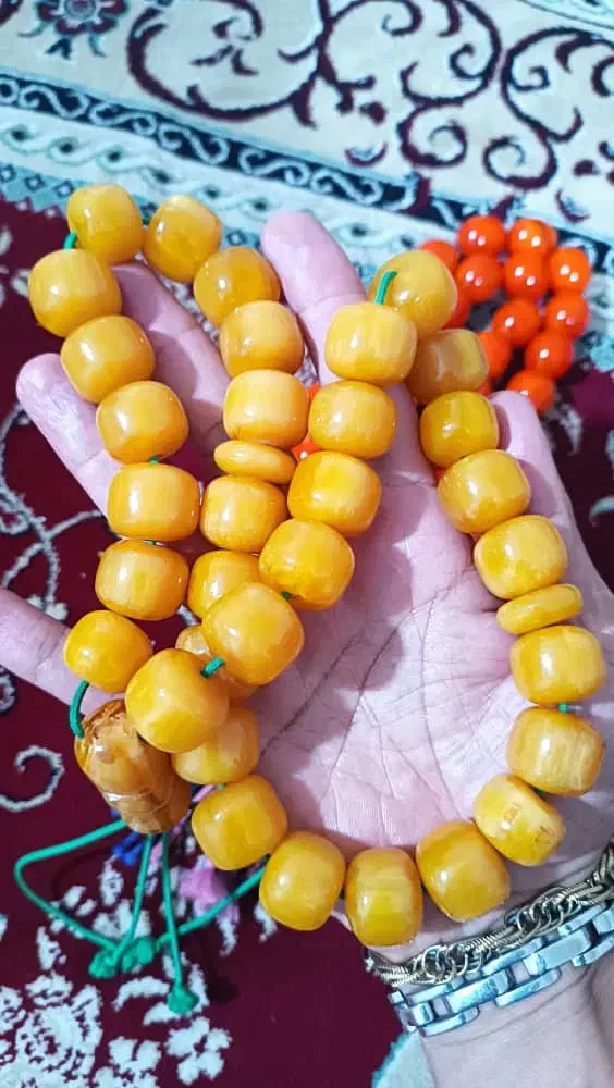 تعدادی تسبیح سندروس و کهربا|کلکسیون اشیاء عتیقه|اراک, |دیوار