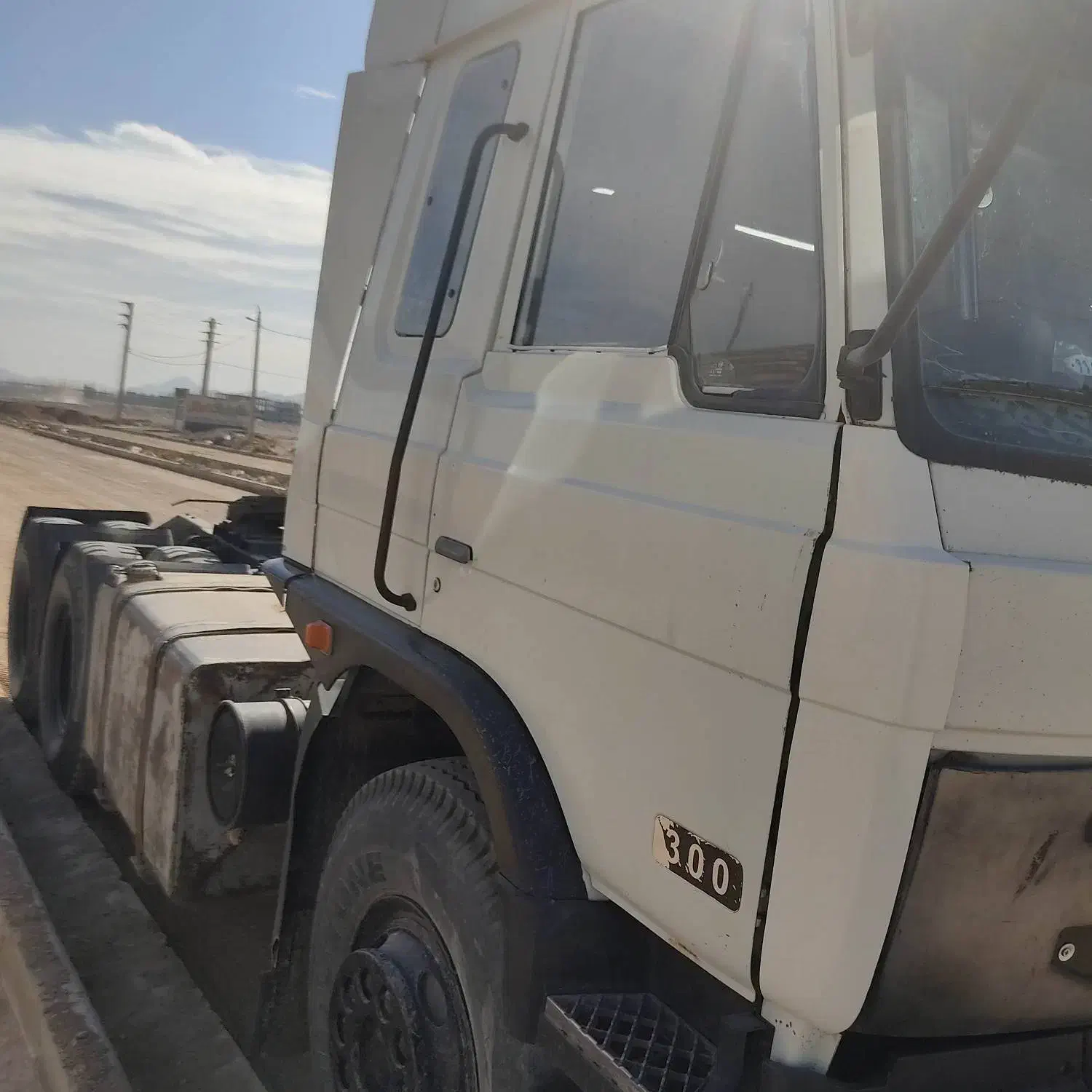 کشنده دنگ و فنگ ۲۰۰۵ درحد و دایون ۱۴۰۰سفید۱۰/۱۰۰|خودرو سنگین|سراوان, |دیوار