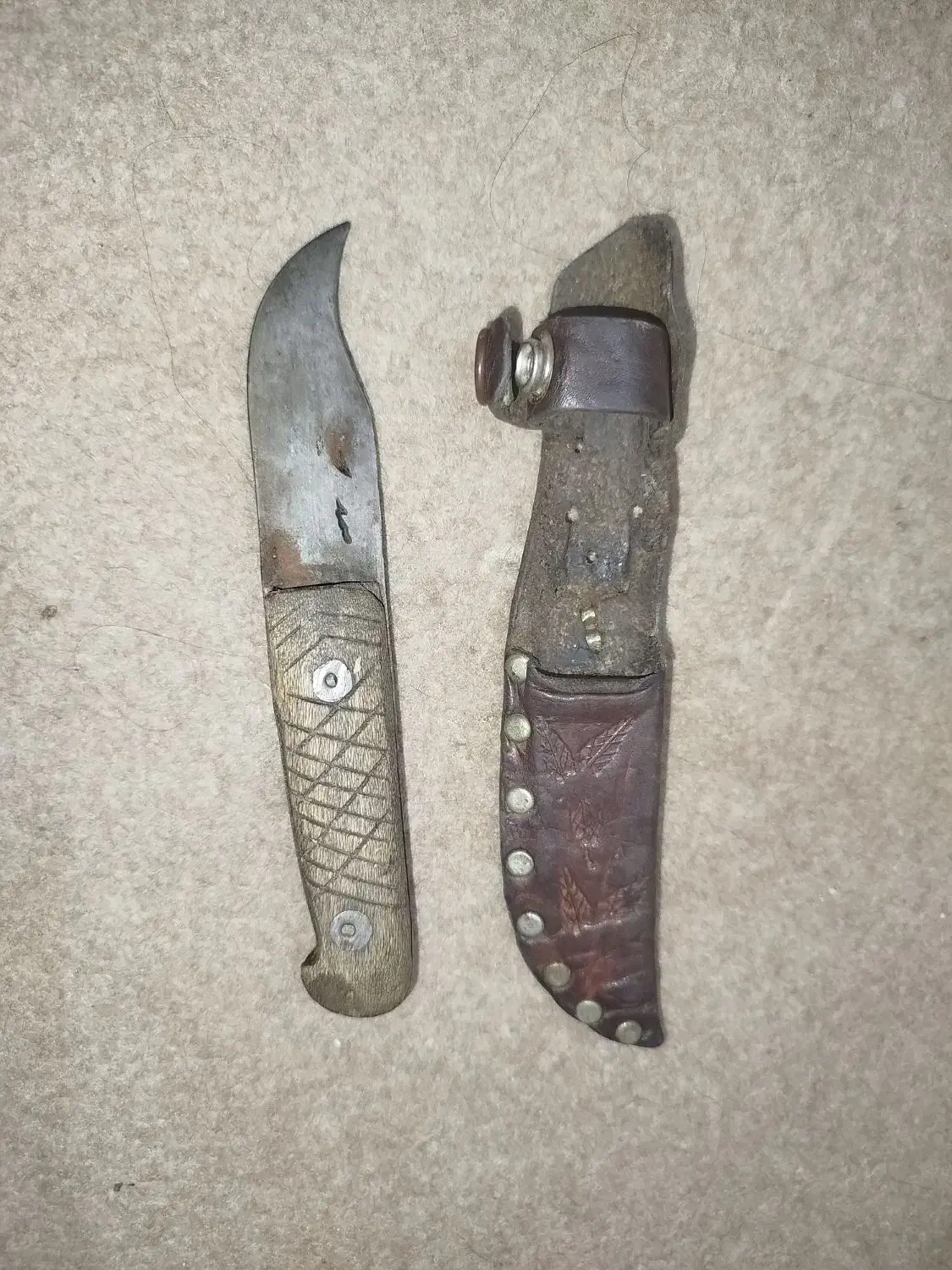 چاقو دسته چوب اصلی غلاف دار|کلکسیون اشیاء عتیقه|بروجرد, |دیوار