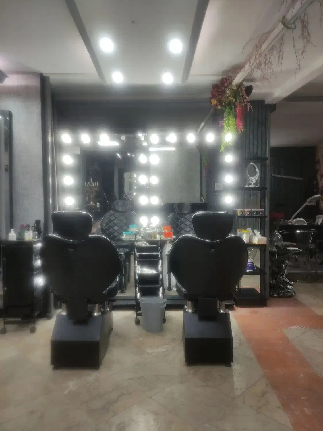 استخدام نیروی کار در آرایشگاه زنانه|استخدام درمانی، زیبایی، بهداشتی|تهران, وحیدیه|دیوار