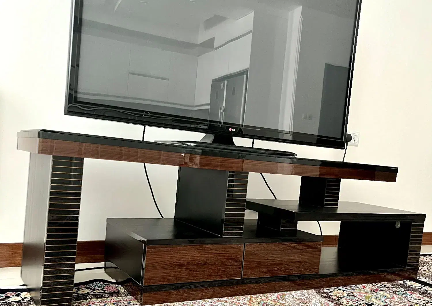 میز تلویزیون مدرن با شیشه مشکلی|میز تلویزیون|قم, زنبیل آباد|دیوار