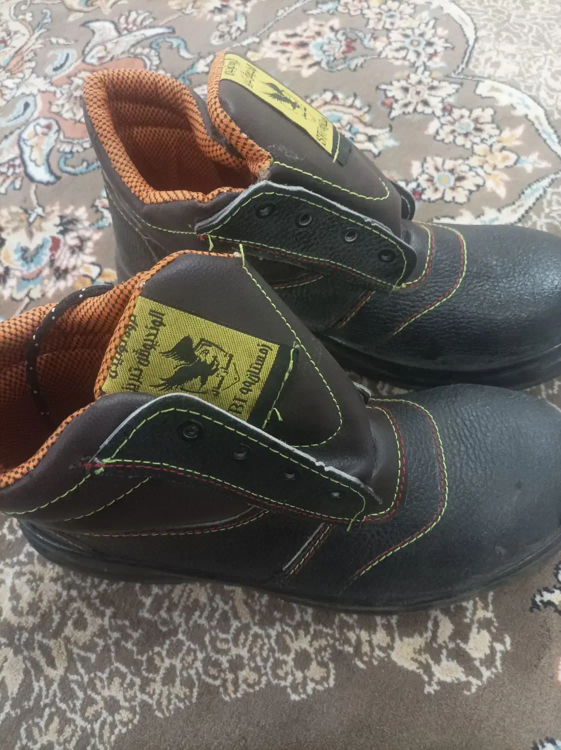 کفش کار|کیف، کفش، کمربند|زارچ, |دیوار