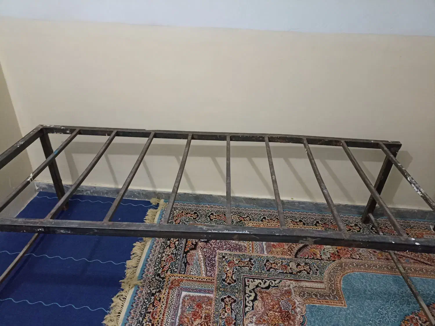 یک عدد تخت آهنی رختخواب|تشک تختخواب|زابل, |دیوار