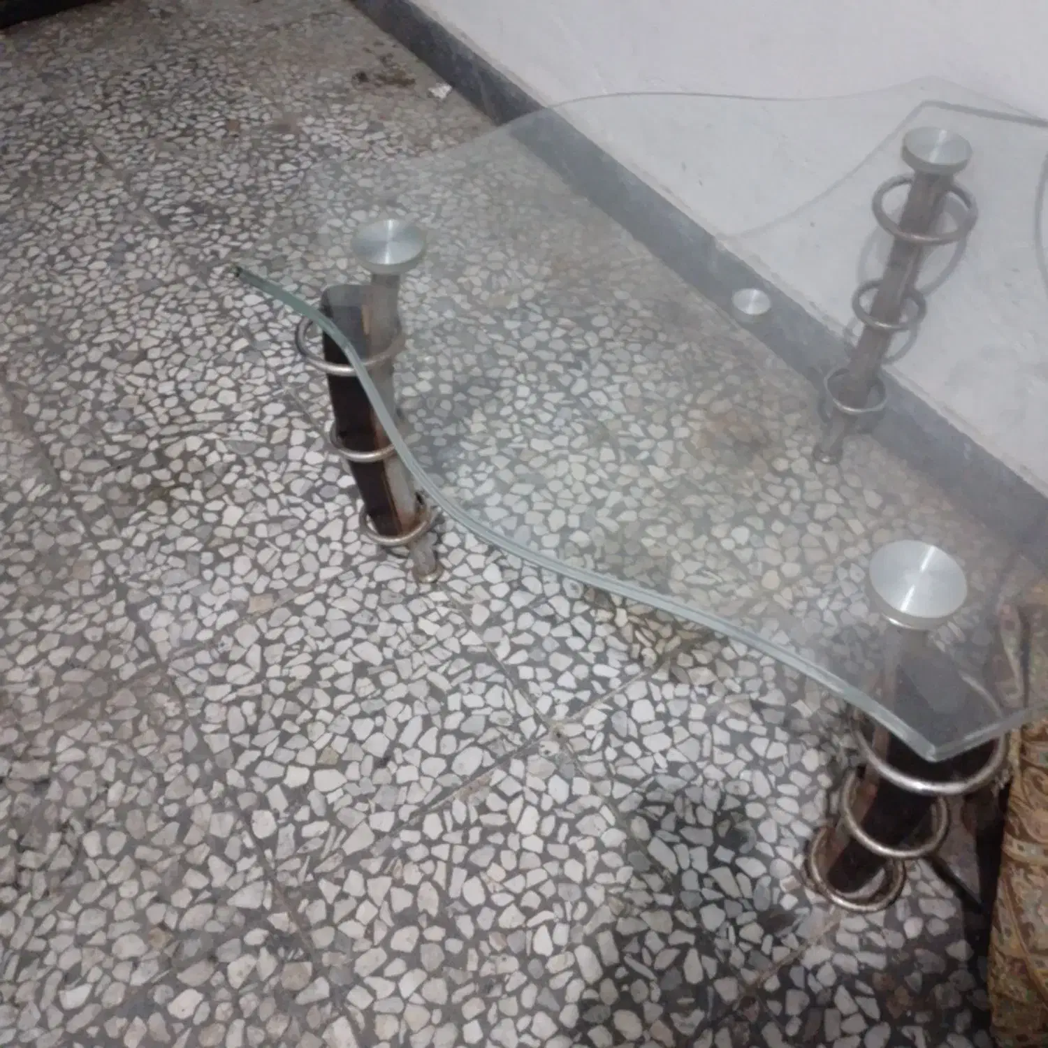 میزجلومبلی شیشه ای پایه فلزی|مبلمان خانگی و میز عسلی|لنگرود, |دیوار