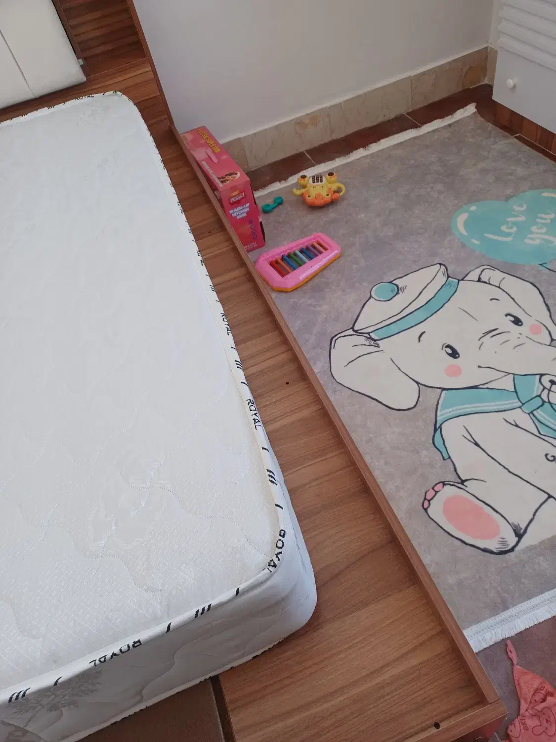 تشک نوجوان|تشک تختخواب|قرچک, میرزائی جنوبی|دیوار