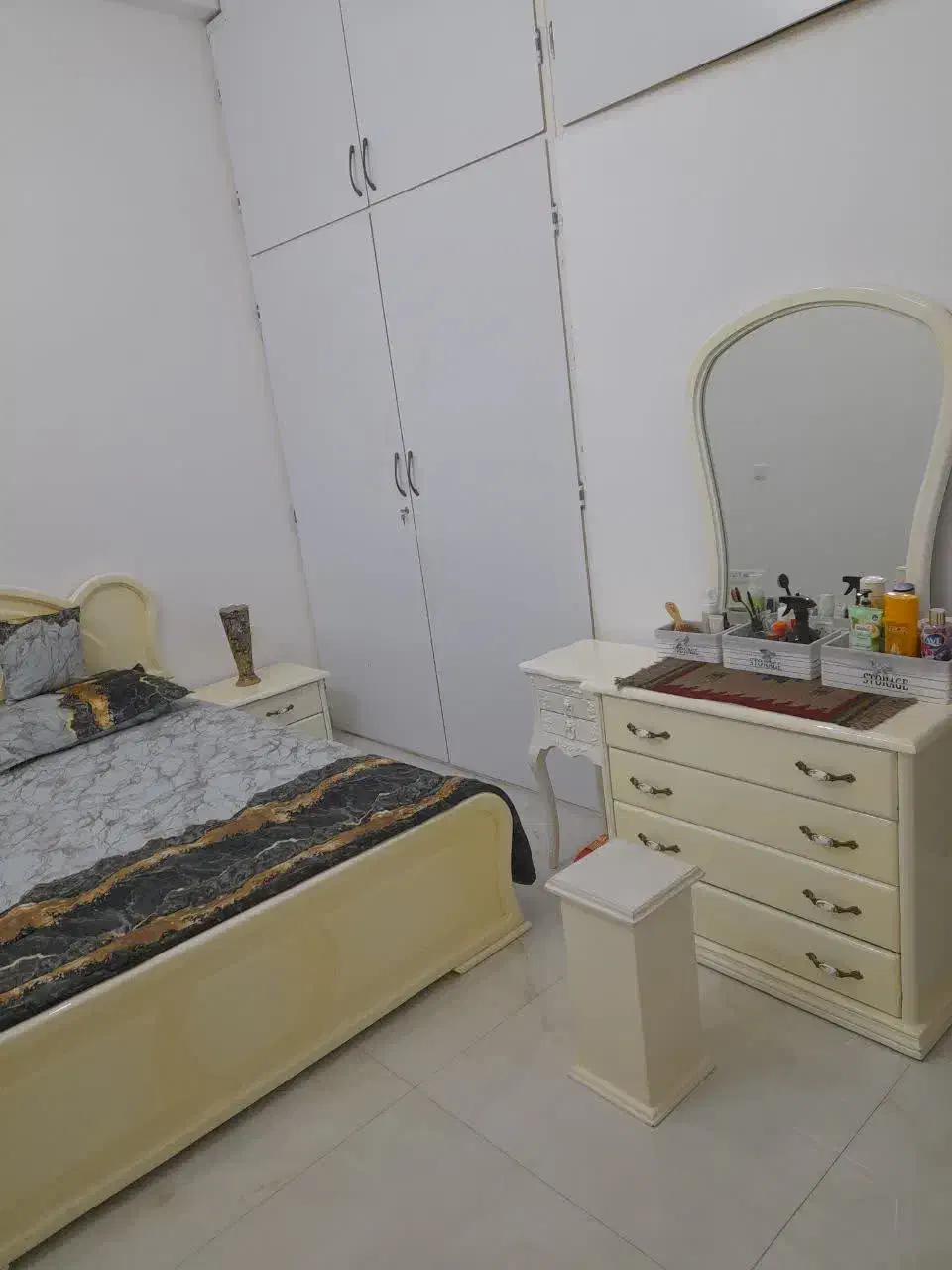 تخت و تشک و میز آرایش|تخت و سرویس خواب|قم, قلعه یزدیها|دیوار