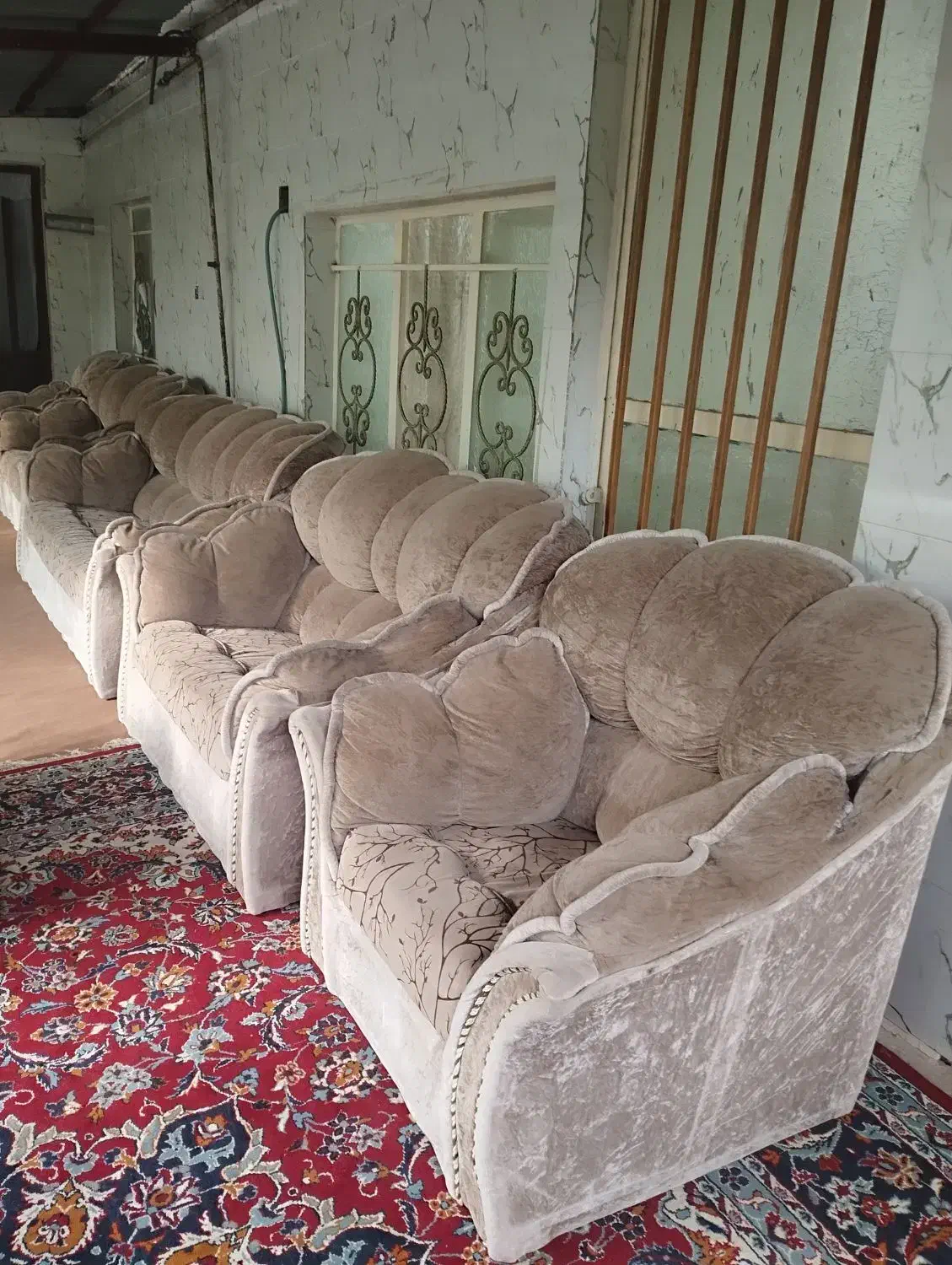 یک دست مبل راحتی ۹نفره همراه میز وسط|مبلمان خانگی و میز عسلی|علی‌آباد کتول, |دیوار
