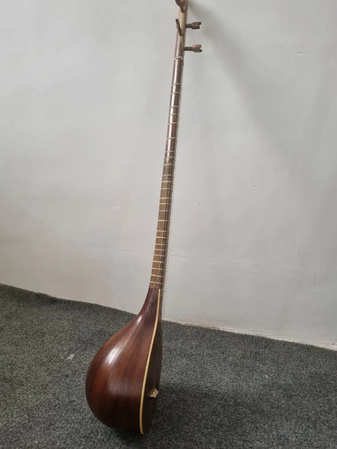 سه تار ایزدی|سازهای سنتی|اراک, |دیوار