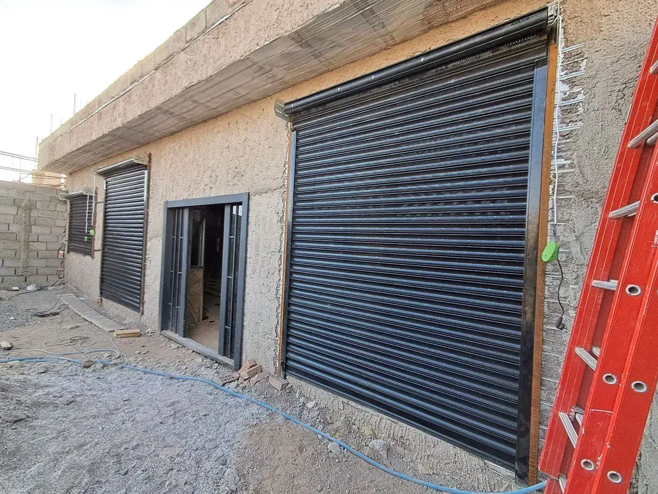 فروش و نصب انواع درب برقی(کرکره برقی)و شیشه سکوریت|خدمات پیشه و مهارت|کرمان, |دیوار