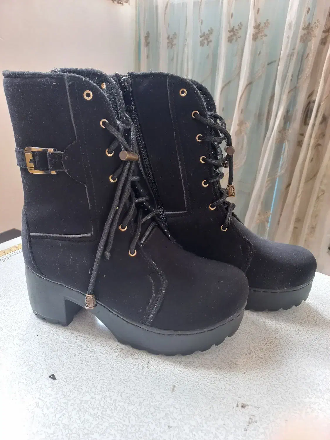 بوت بلند|کیف، کفش، کمربند|پیشوا, |دیوار