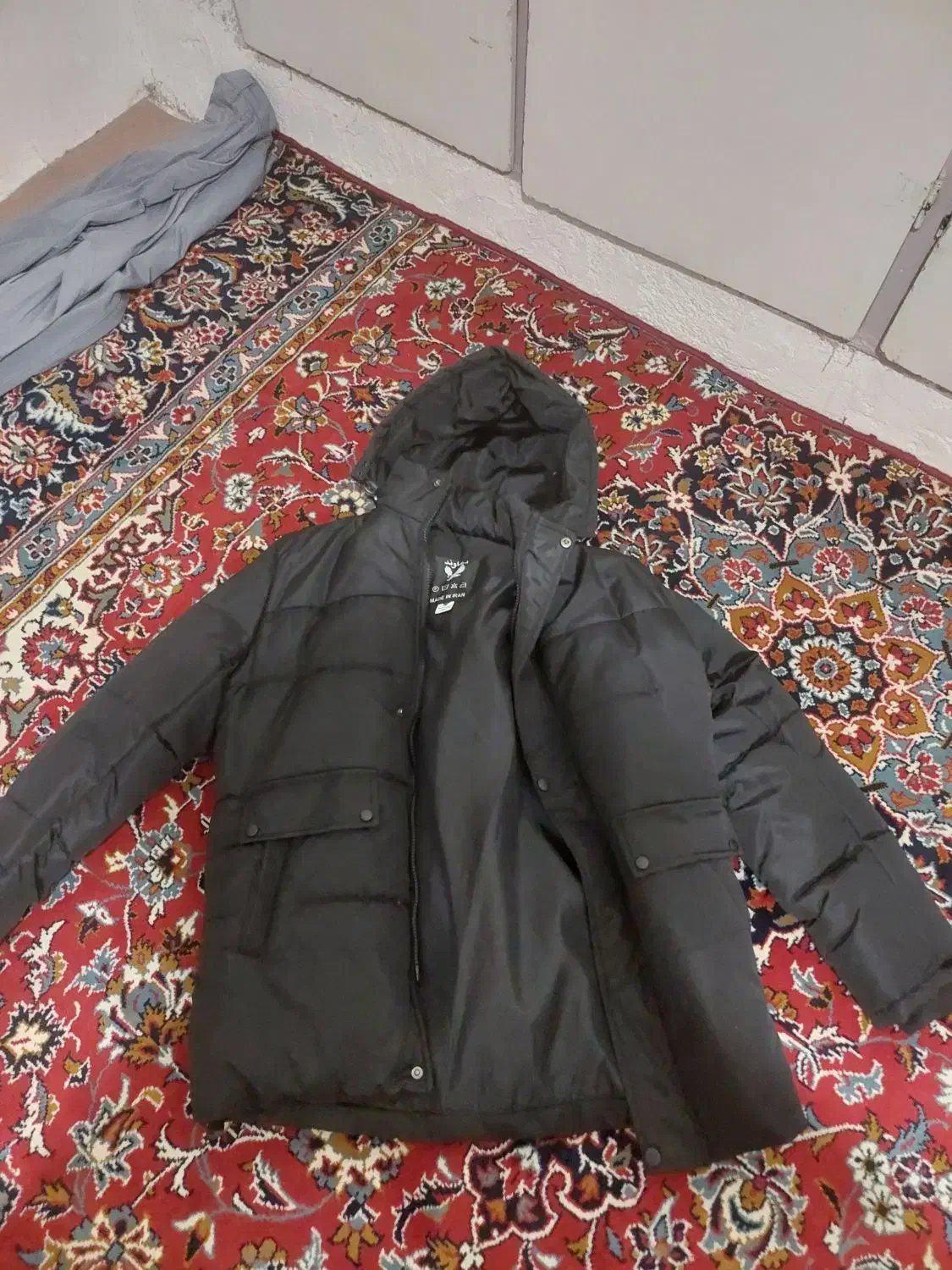 کاپشن|لباس|مشکین‌دشت, |دیوار