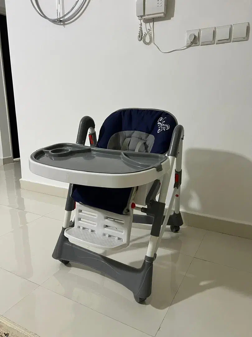 درب چوبی سرویس و حمام و یک عدد صندلی نهار خوری بچه|مصالح و تجهیزات ساختمان|بندرعباس, |دیوار