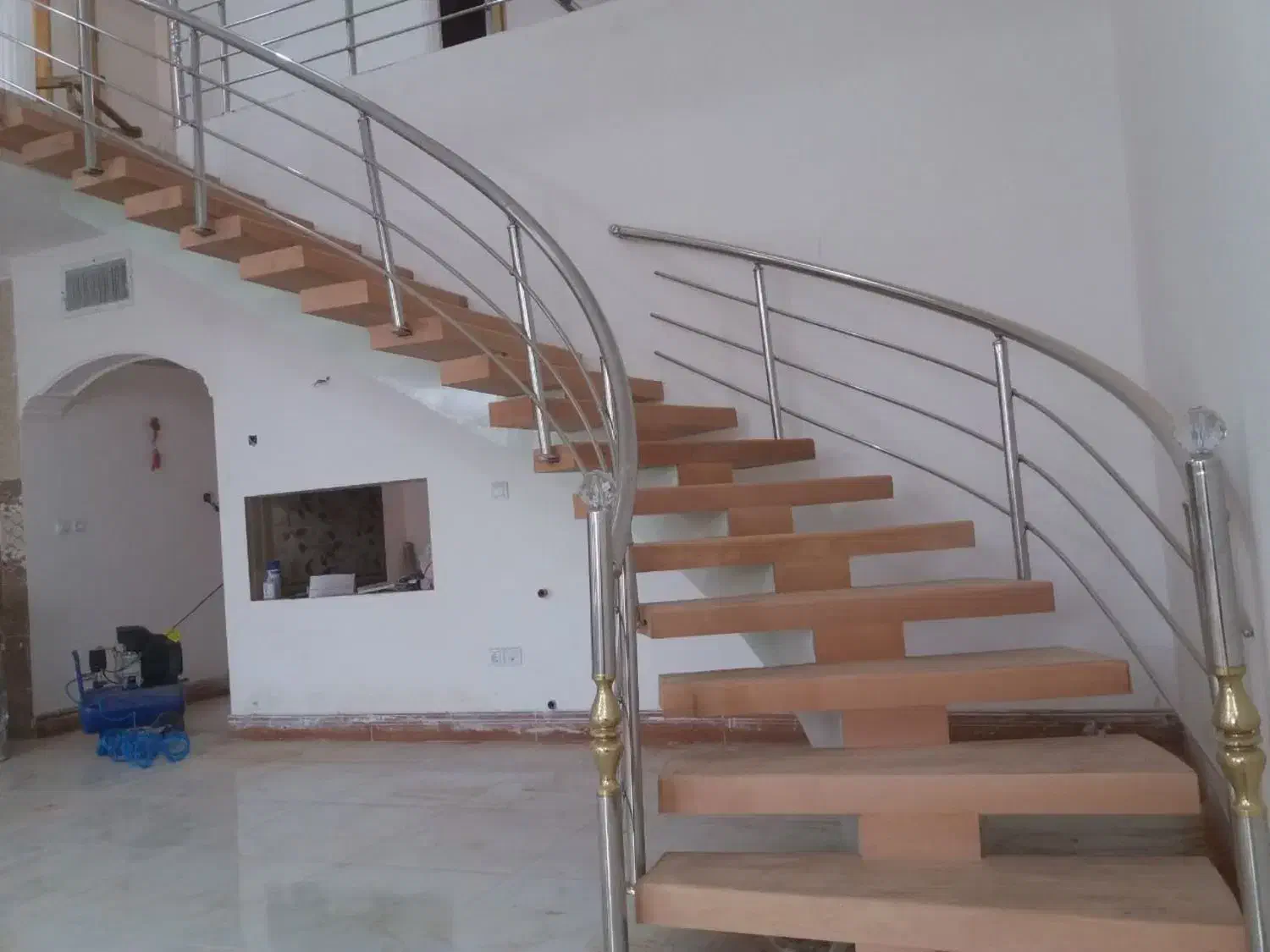 پله پیچ گرد فلزی صاف و خاص|خدمات پیشه و مهارت|چادگان, |دیوار