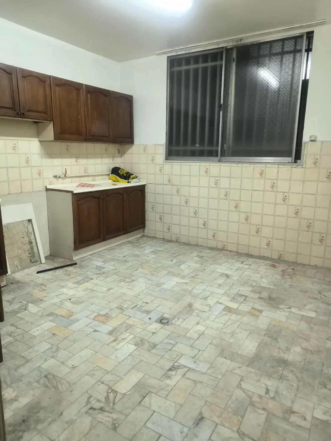 آپارتمان فلکه اول ۱۰۰ متر دو خواب طبقه اول