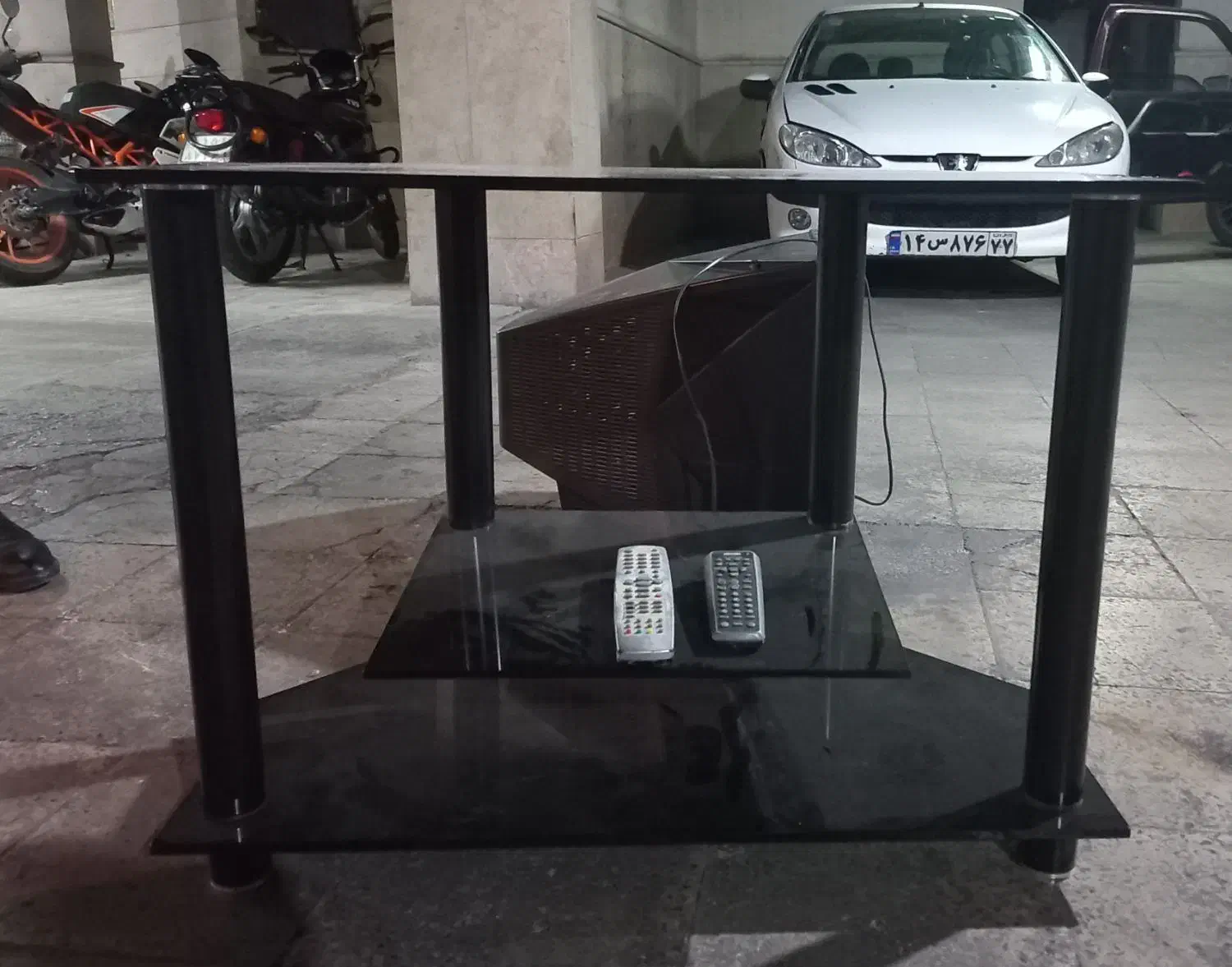 دو دستگاه تلویزیون و یک عدد میز|تلویزیون و پروژکتور|تهران, اکباتان|دیوار