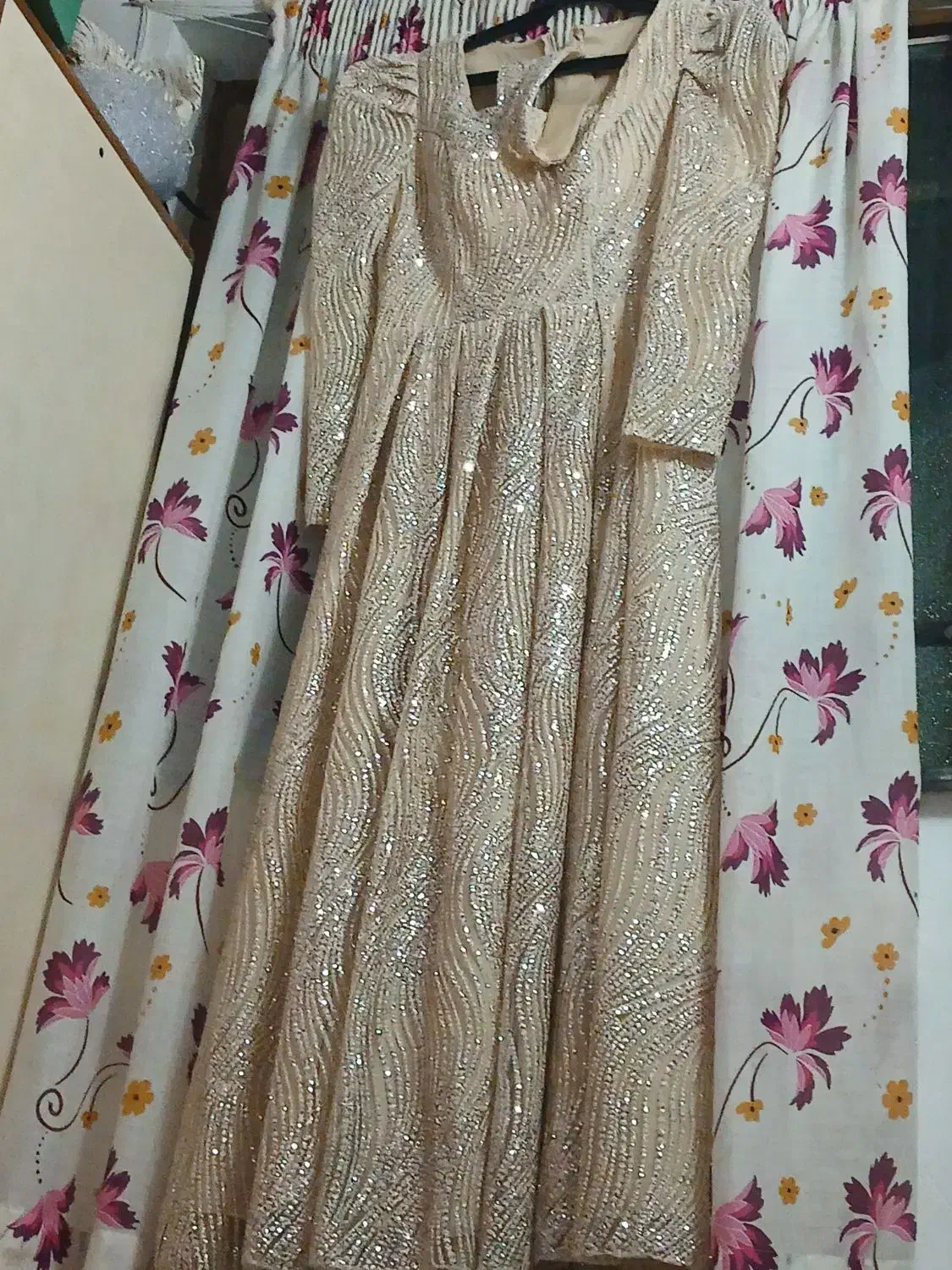 لباس مجلسی|لباس|رشت, لاکان|دیوار