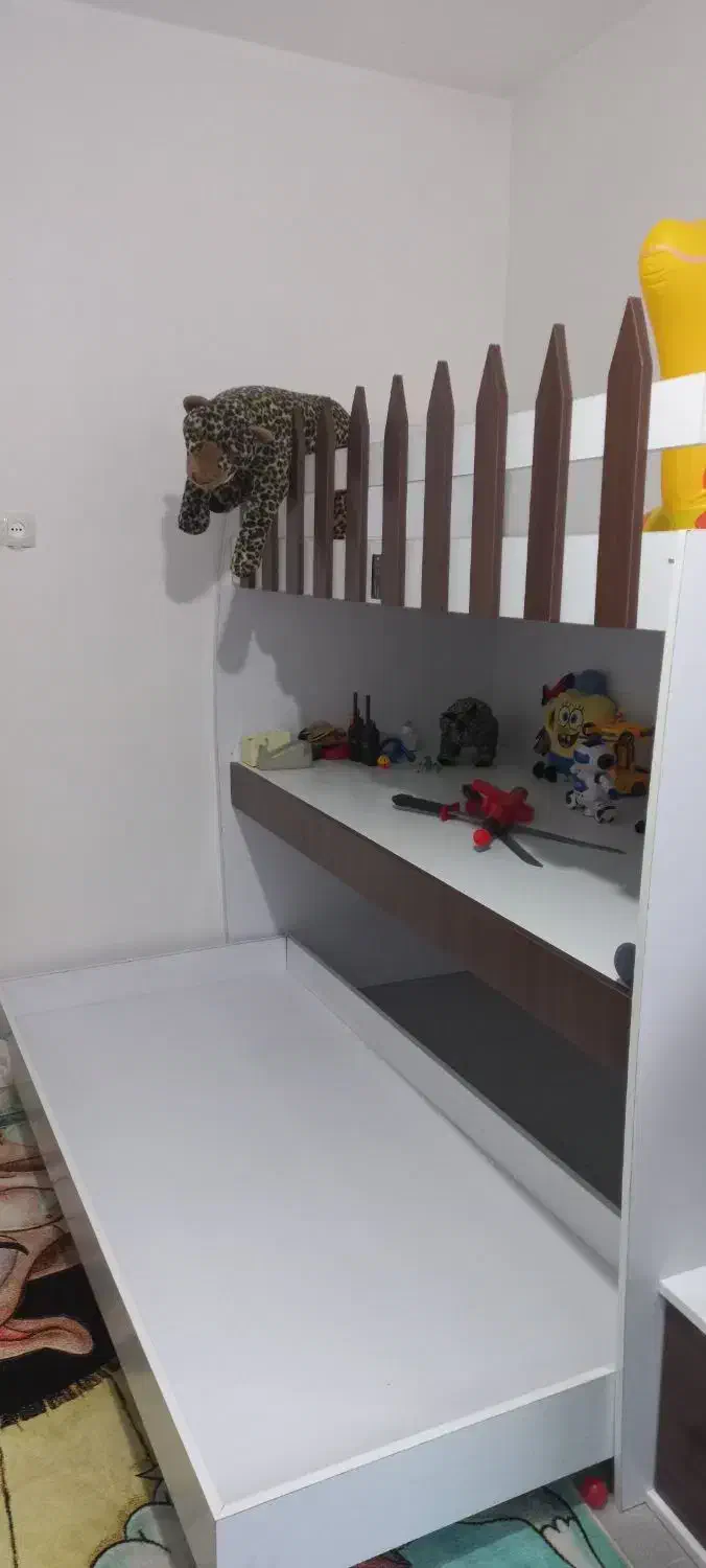 تخت و میز تحریر دو طبقه نوجوان بسیار شیک و محکم|تخت و سرویس خواب|رشت, سعدی (تختی)|دیوار