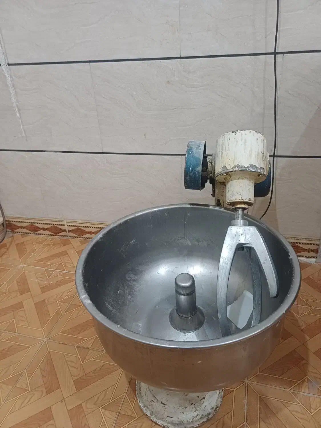 تنور. خمیرگیر. نان پهن کن .و۲میزکار|ماشین‌آلات صنعتی|بروجرد, |دیوار