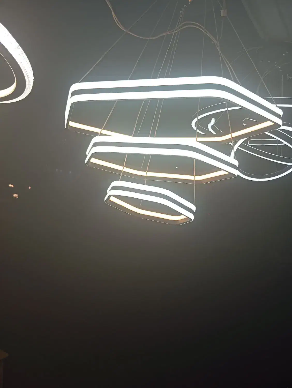 لوستر|لوستر و چراغ آویز|فردیس, فردیس|دیوار