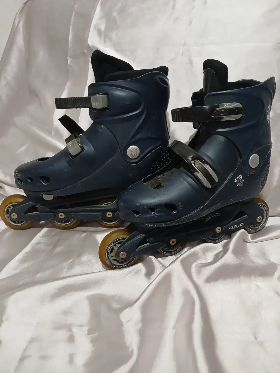 کفش اسکیت و کلاه فروشی یا معاوضه با جوجه مرغ|دوچرخه، اسکیت، اسکوتر|علی‌آباد کتول, |دیوار