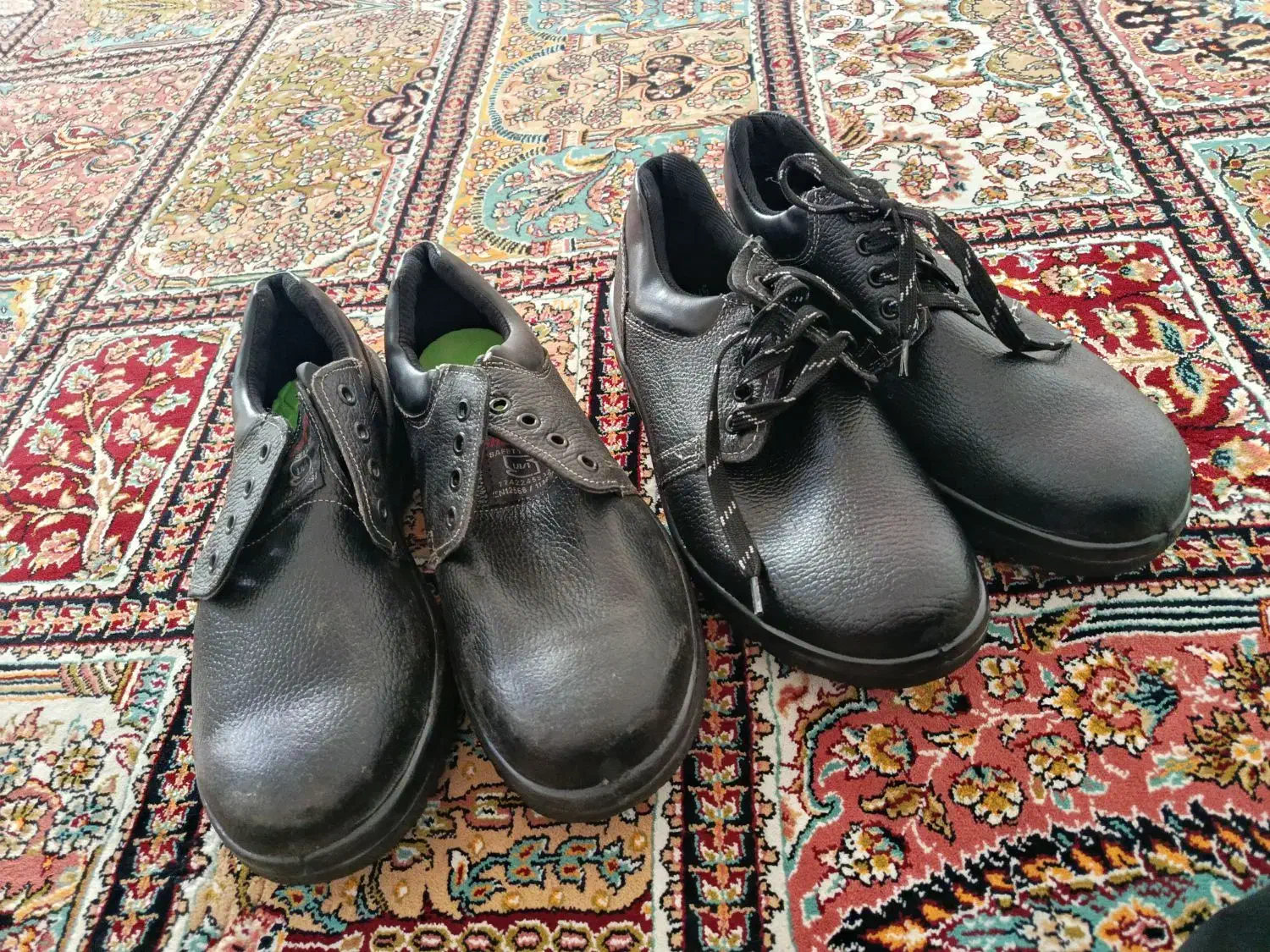 دو جفت کفش ایمنی نو نو|کیف، کفش، کمربند|قم, پشت انبار نفت|دیوار