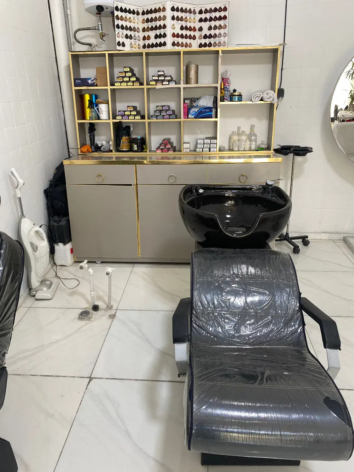 کالربار یا کمد رنگ|آرایشگاه و سالن‌های زیبایی|لنجان, |دیوار