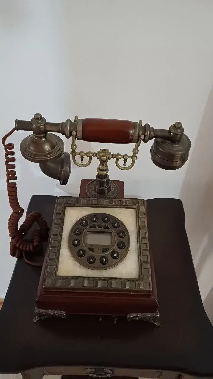 تلفن آنتیک بهمراه میز تلفن چوبی|تلفن رومیزی|فریدون‌کنار, |دیوار