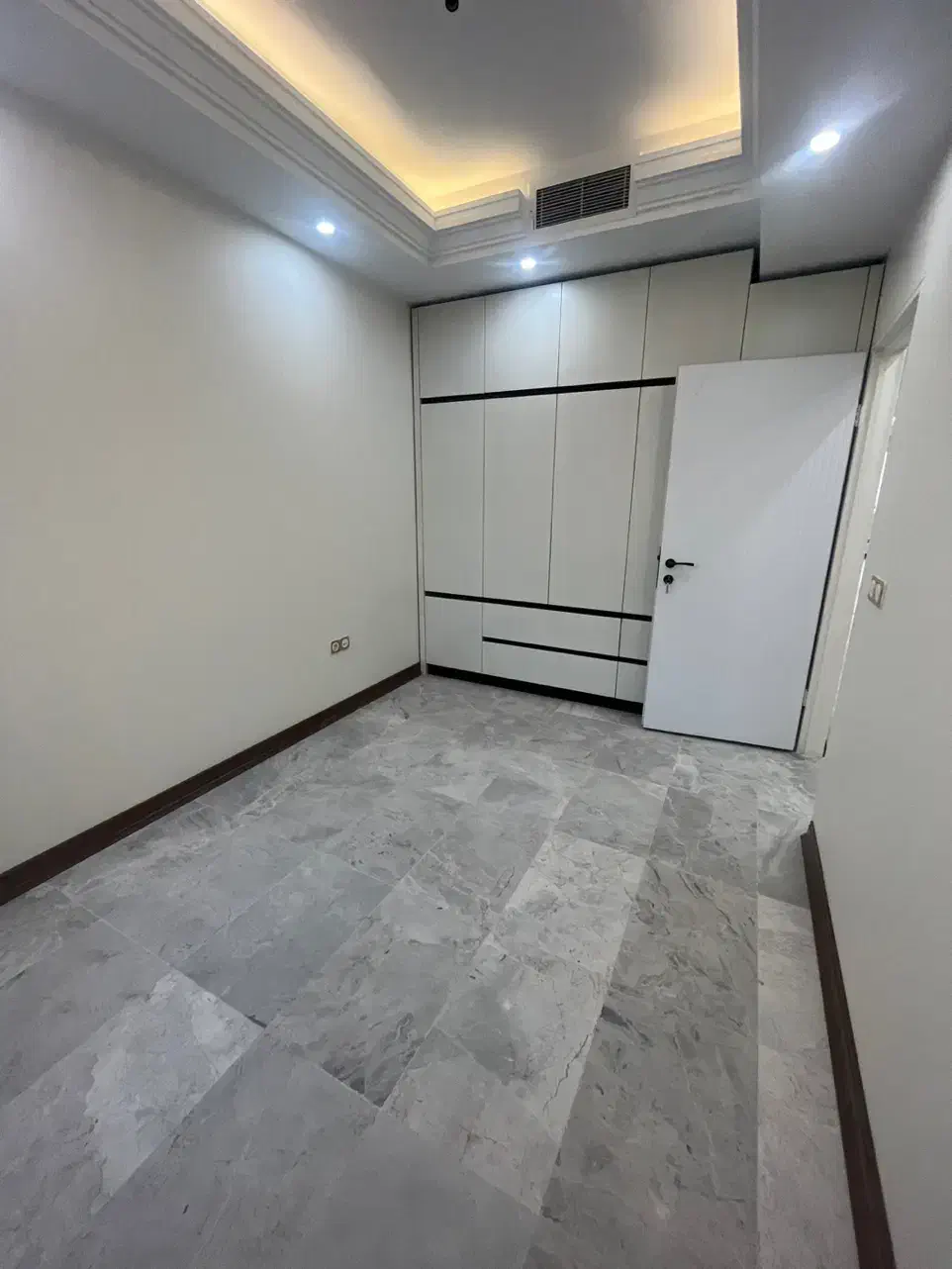 ۱۴۰ متر/۳خواب/تک واحدی/۲ پارکینگ/میدان۷