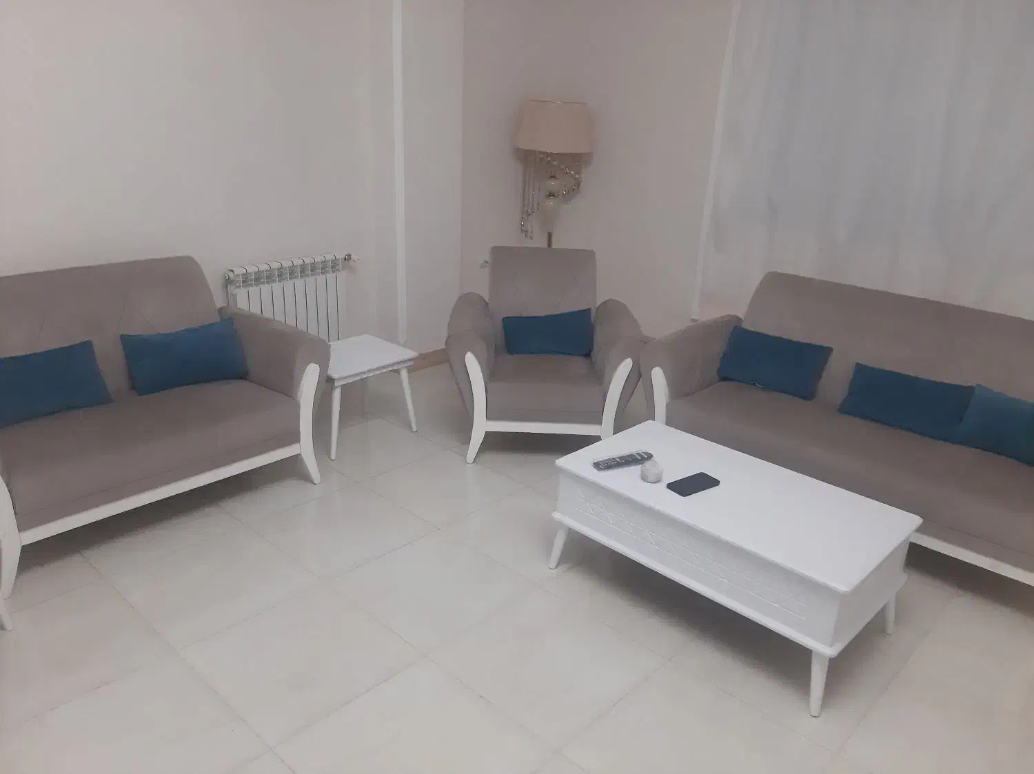 مبل ۷ نفره همراه میز جلو مبلی و سه عدد میز عسلی|مبلمان خانگی و میز عسلی|رشت, رشتیان|دیوار