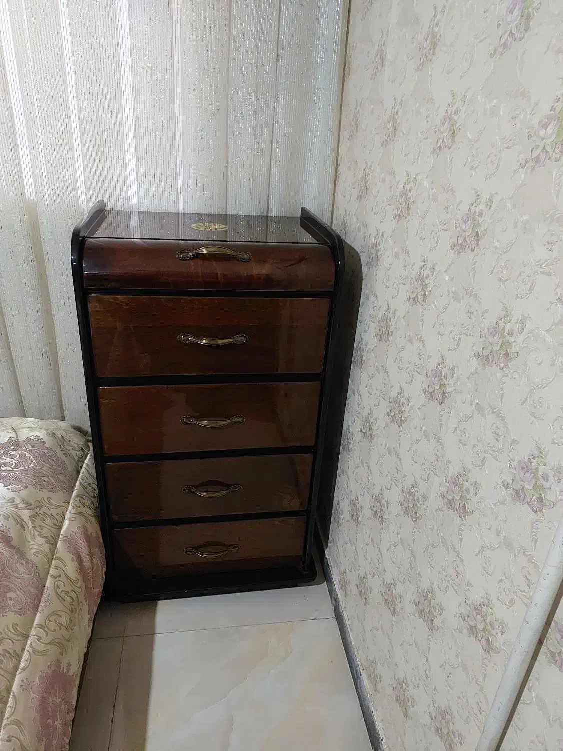 تخت خواب و میز آرایش و دراور|تخت و سرویس خواب|گرمسار, |دیوار