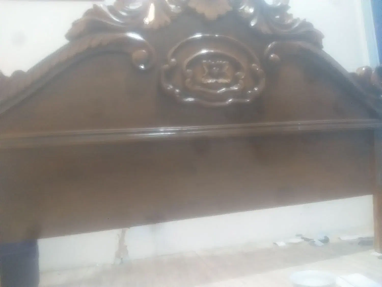 تخت وتشک  دونفره بزرگ  از چوب راش ،تاج دست تراش.|تخت و سرویس خواب|محمدیه-قزوین, |دیوار