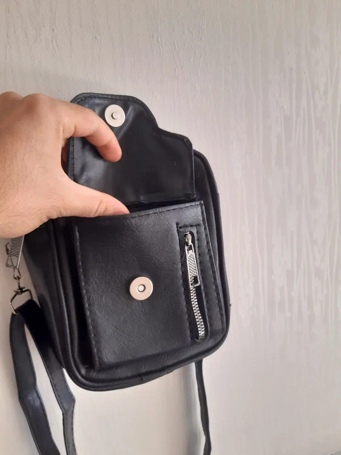 کیف دوشی نو|کیف، کفش، کمربند|نجف‌آباد, دفاع مقدس|دیوار