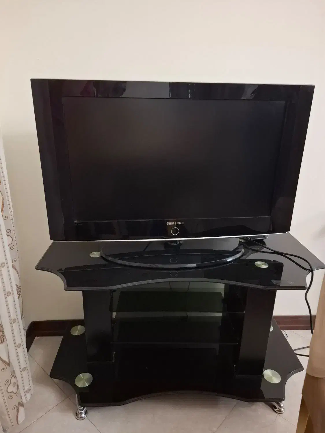 تلوزیون سامسونگ به همراه میز|تلویزیون و پروژکتور|کرج, شهرک جهاننما|دیوار