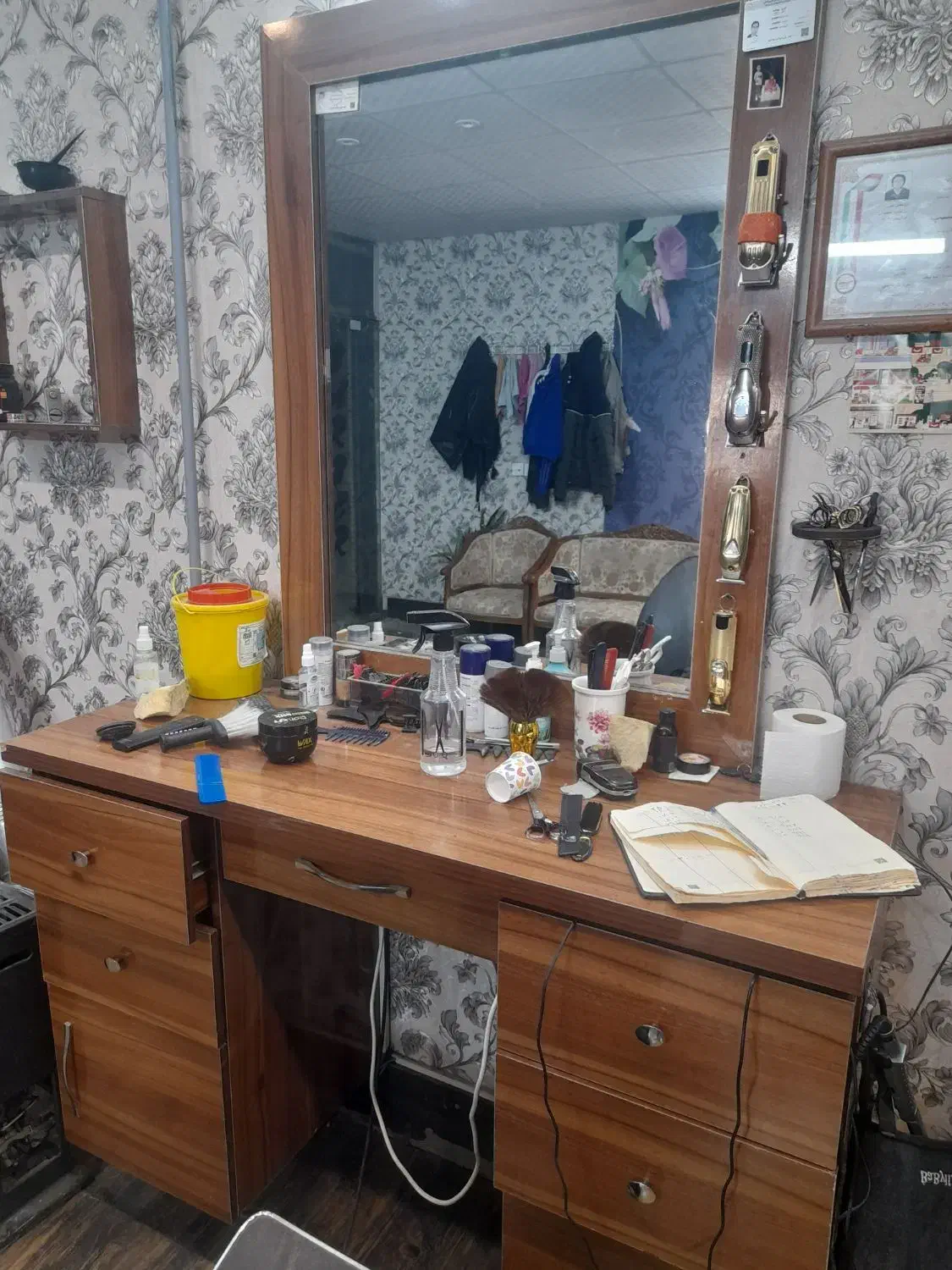 دکور ارایشگاه|آرایشگاه و سالن‌های زیبایی|گلبهار, شهر جدید گلبهار|دیوار