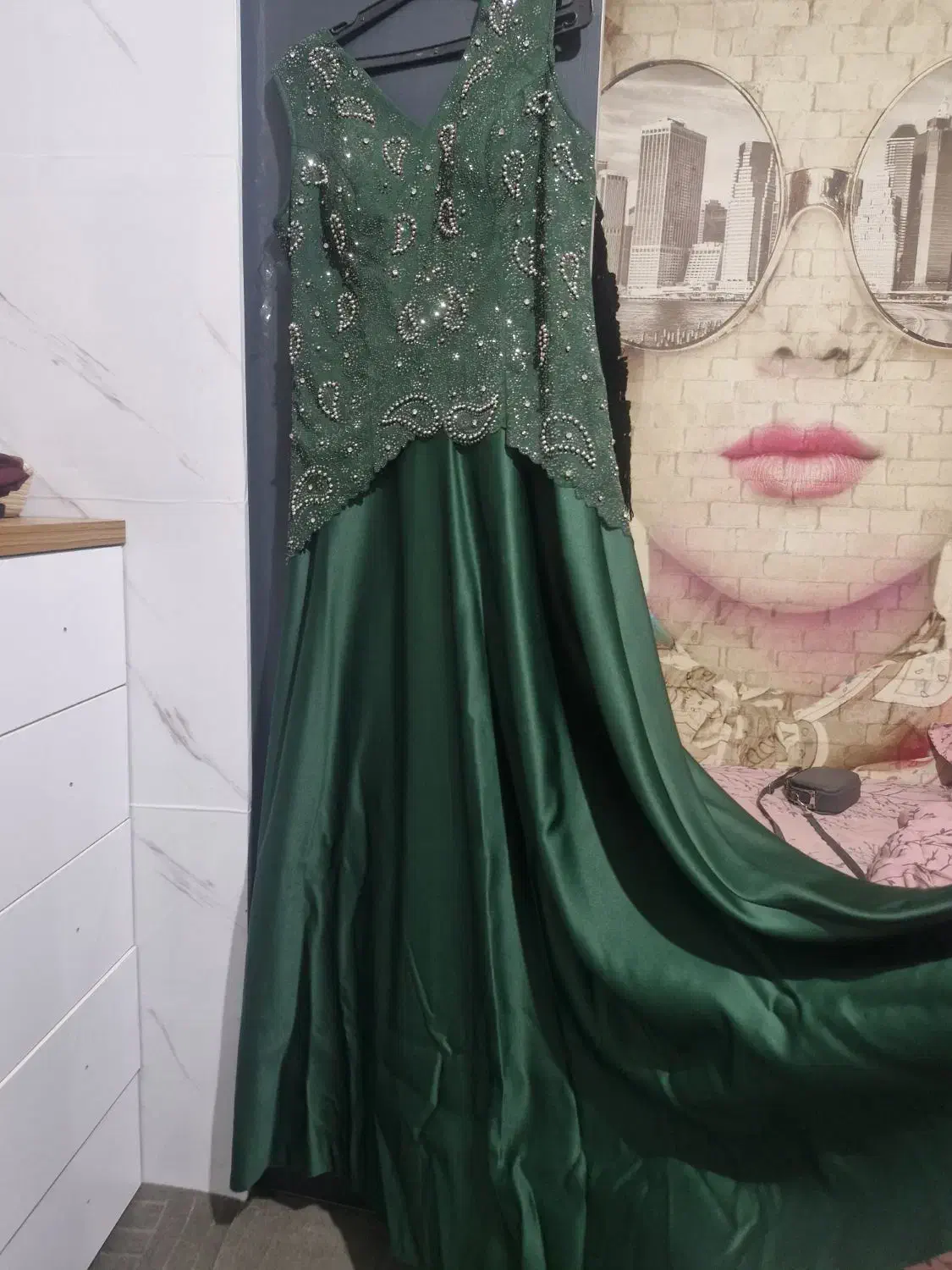 لباس مجلسی|لباس|قم, وادی السلام|دیوار