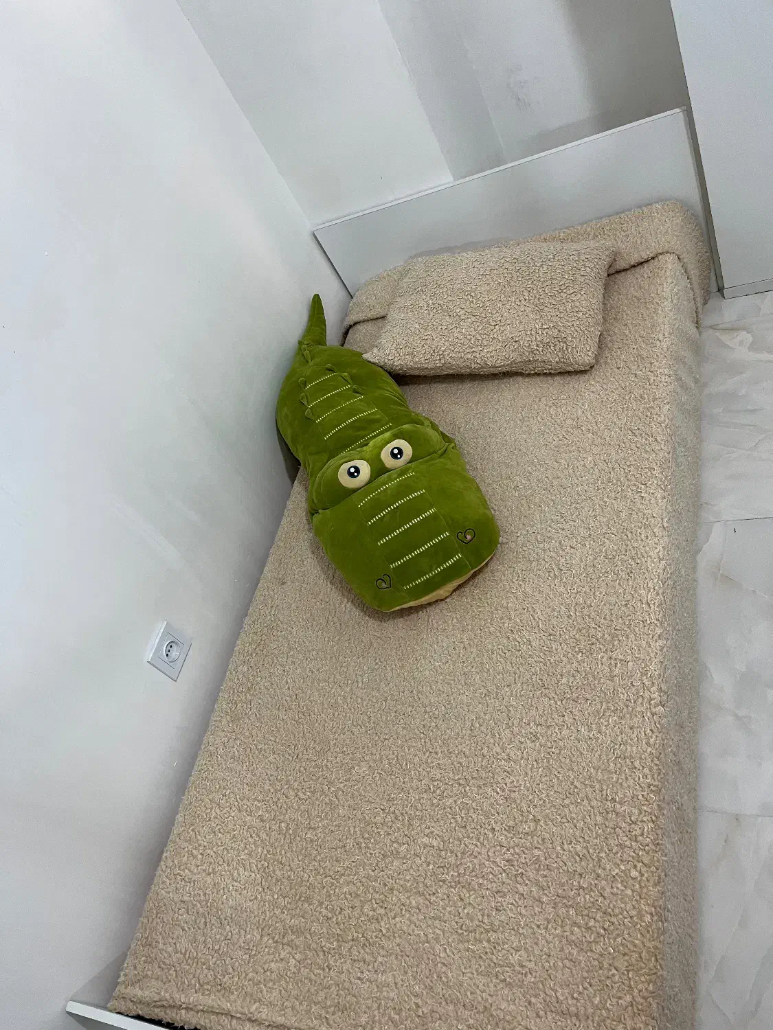 تخت سالم و ساده سفید نوجوان|تخت و سرویس خواب|کرج, شاهین‌ویلا|دیوار