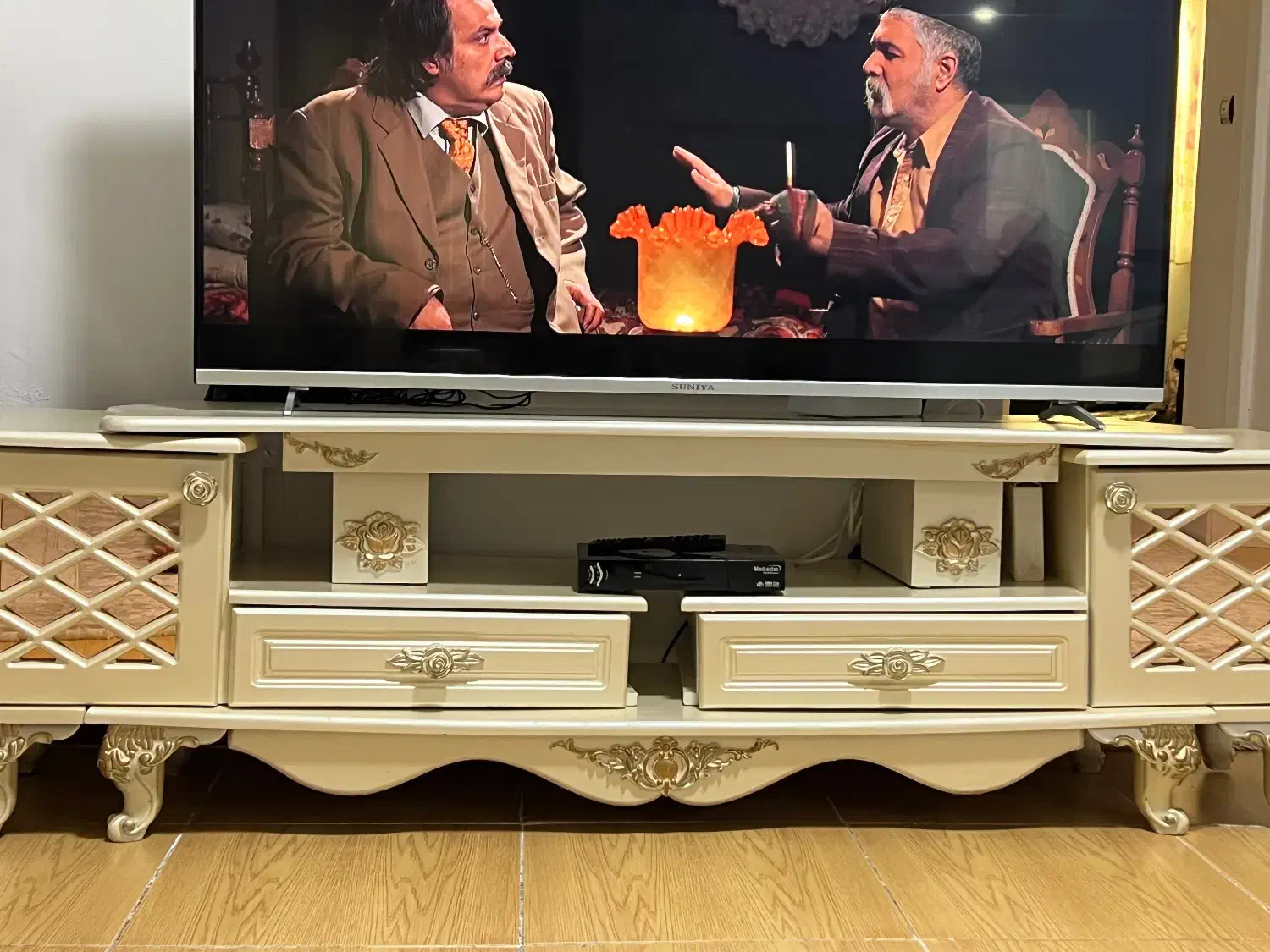 میز تی وی|میز تلویزیون|رشت, حمیدیان|دیوار